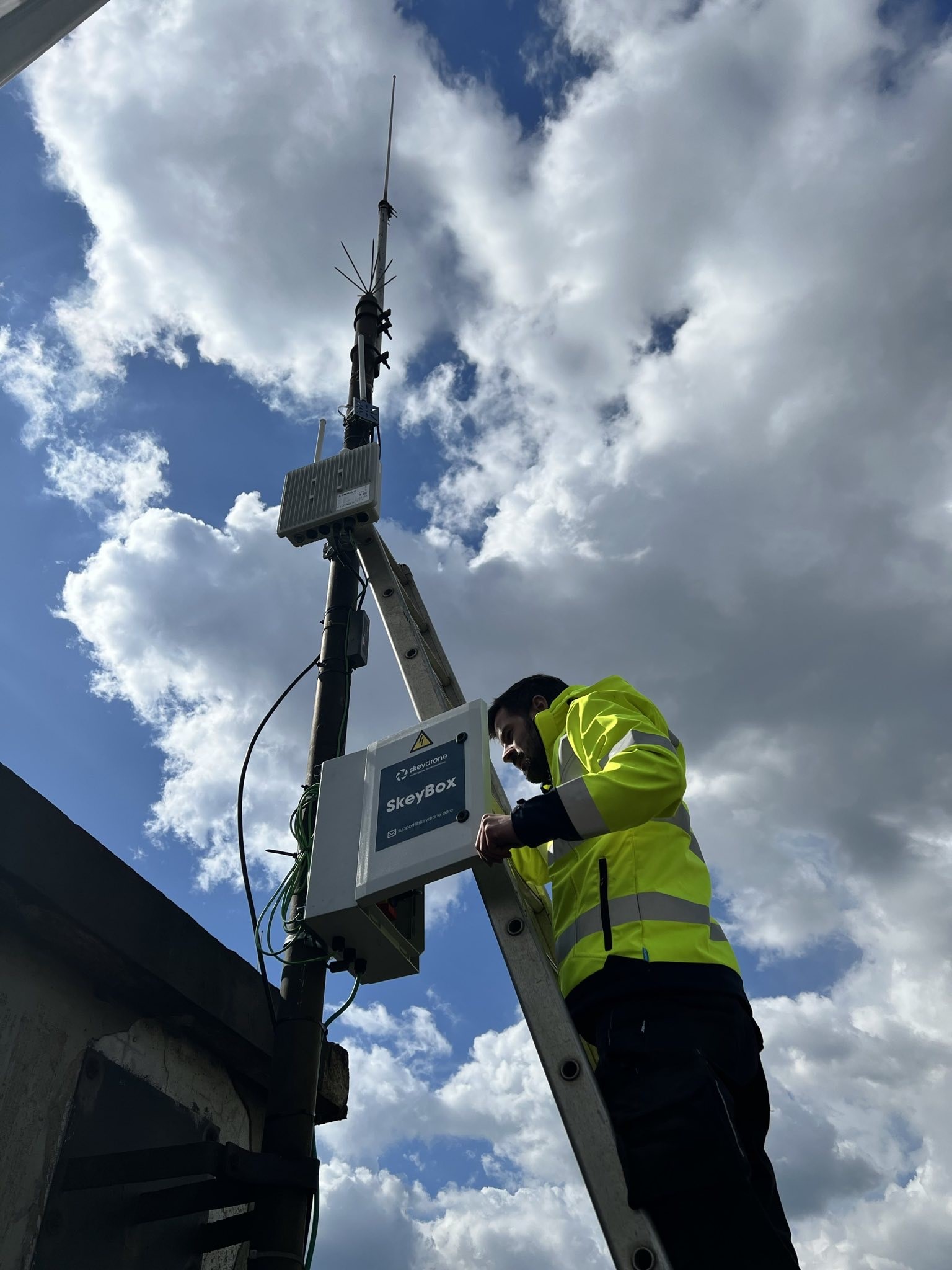 Installation of a SkeyBox for drone detection on a high mast
